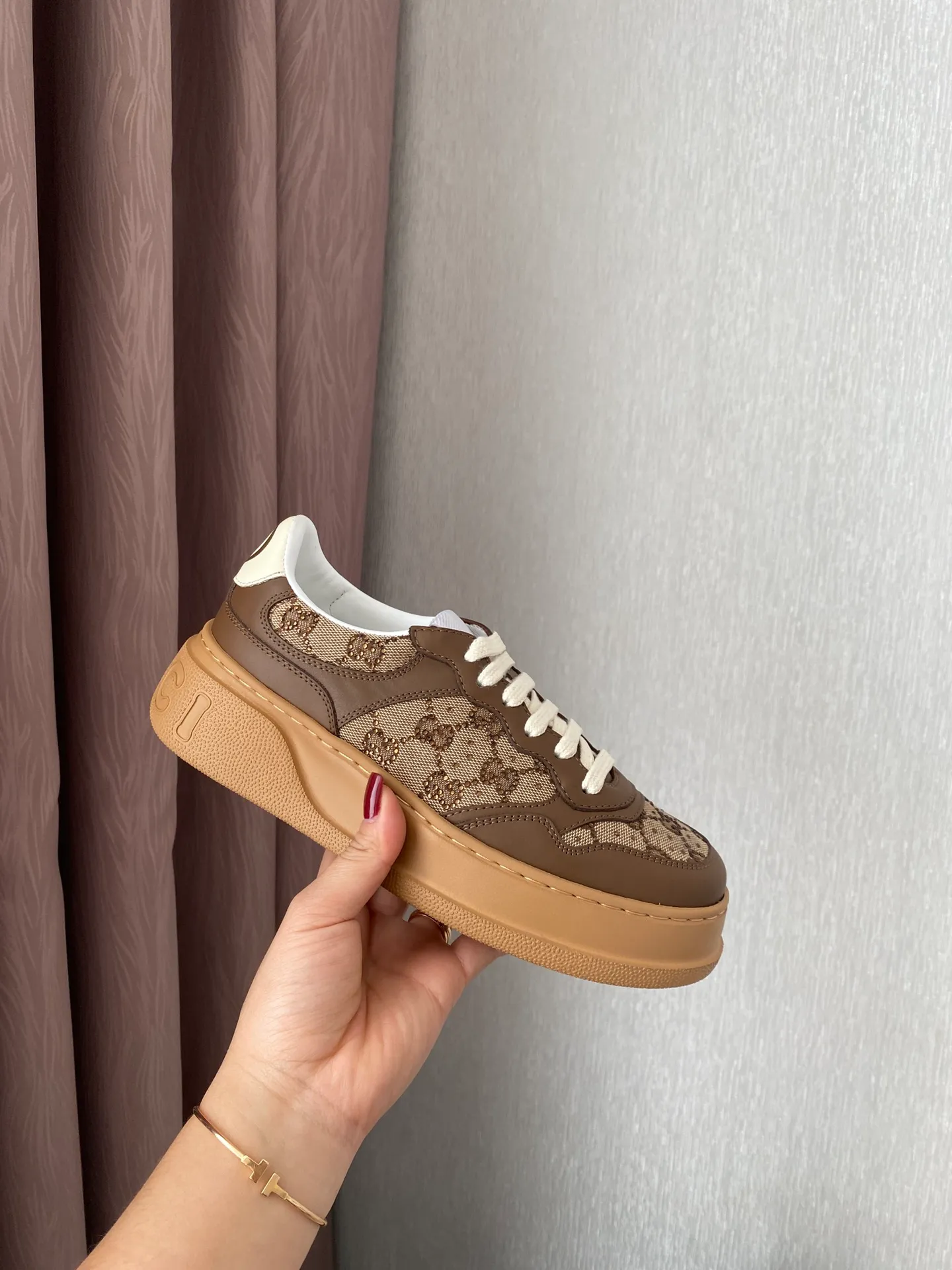 P480👟👟 Gucci - New Chunky B series lightweight soft thick sole sports series! G's couple's white shoes, Gucci counter style, Gucci catwalk style! The style design is light, luxurious and retro...thick sole increases height...similar to an upgraded version of classic white shoes! Original customized cowhide fabric (classic old floral fabric, perforation, embossing process), cowhide lining, original foam lightweight outsole, GG Logo on the heel, 4cm thick sole, classic Gucci webbing... Women's 35-40/Men's 39-44 (full size) Women's 41, Men's 45 are custom-made and non-returnable